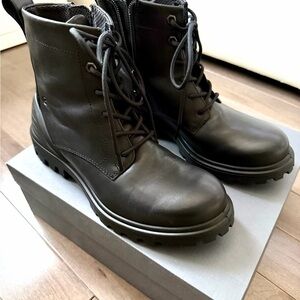 Ecco tredtray Black Leathe Boots size 8.5